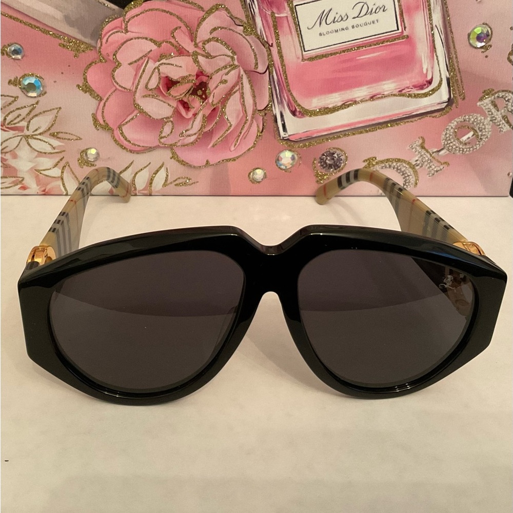 NWOT Burberry Curved Pilot sunglasses